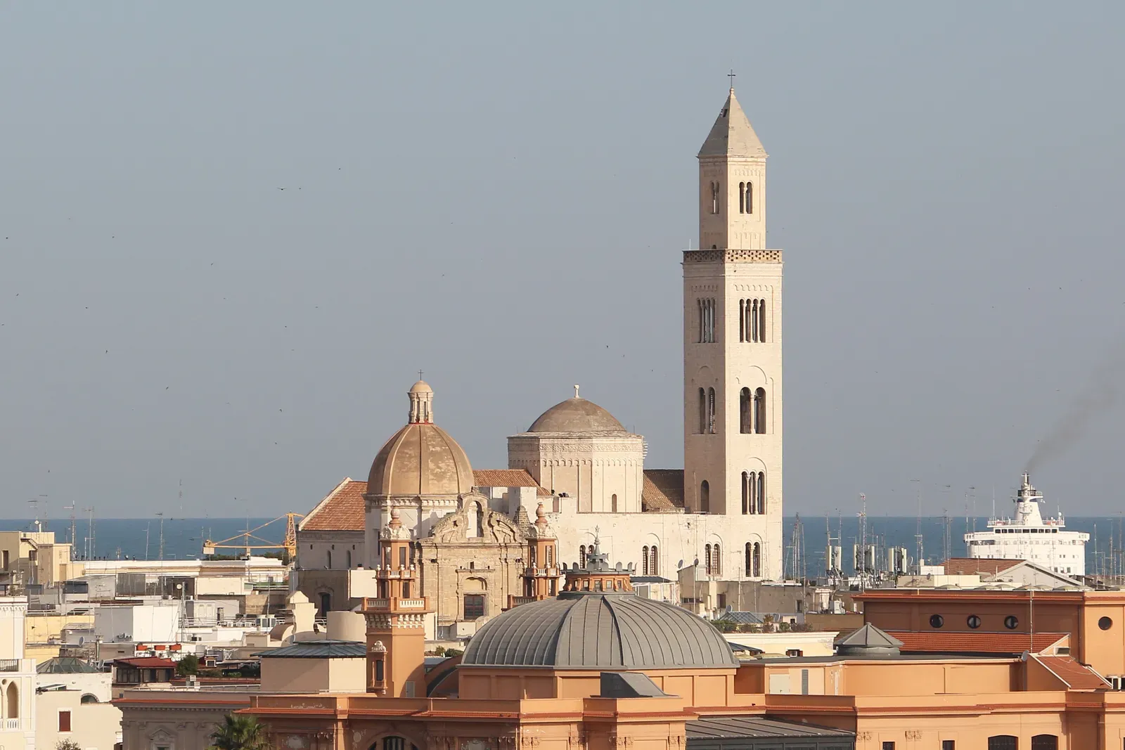 La Cattedrale di San Sabino e i tetti di Bari Vecchia, con il mare sullo sfondo